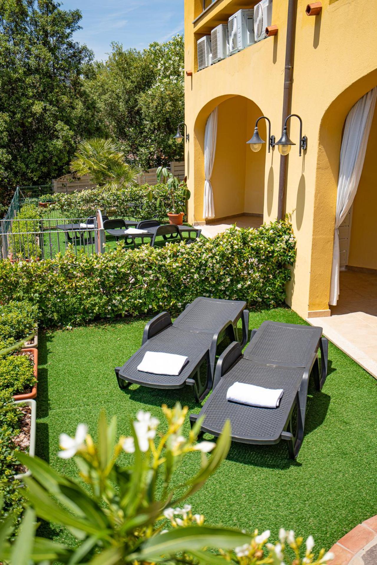 Hotel Lu Pitrali San Teodoro  Exteriör bild