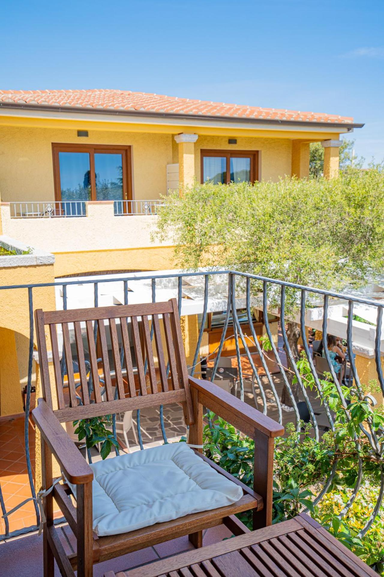 Hotel Lu Pitrali San Teodoro  Exteriör bild