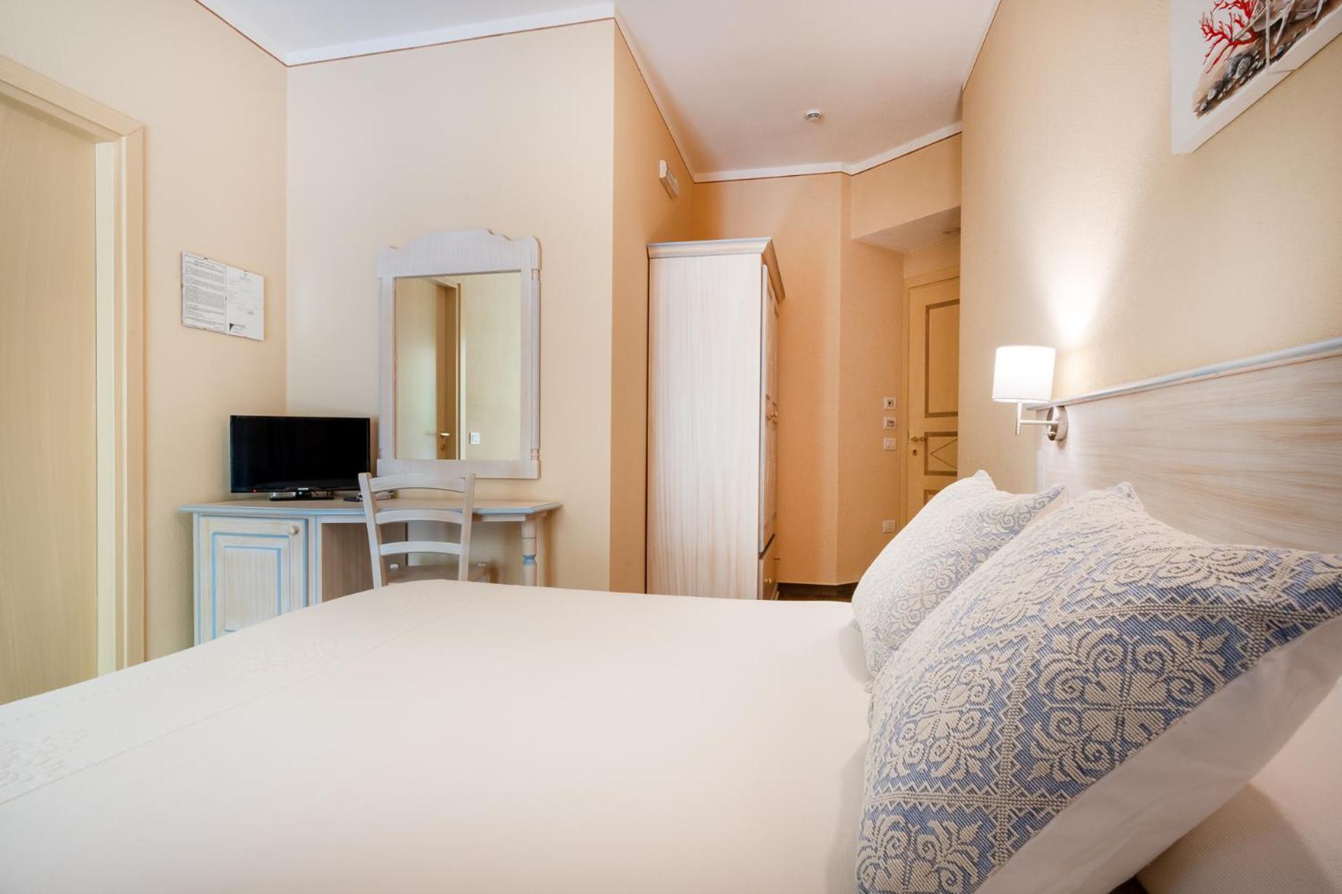 Hotel Lu Pitrali San Teodoro  Exteriör bild