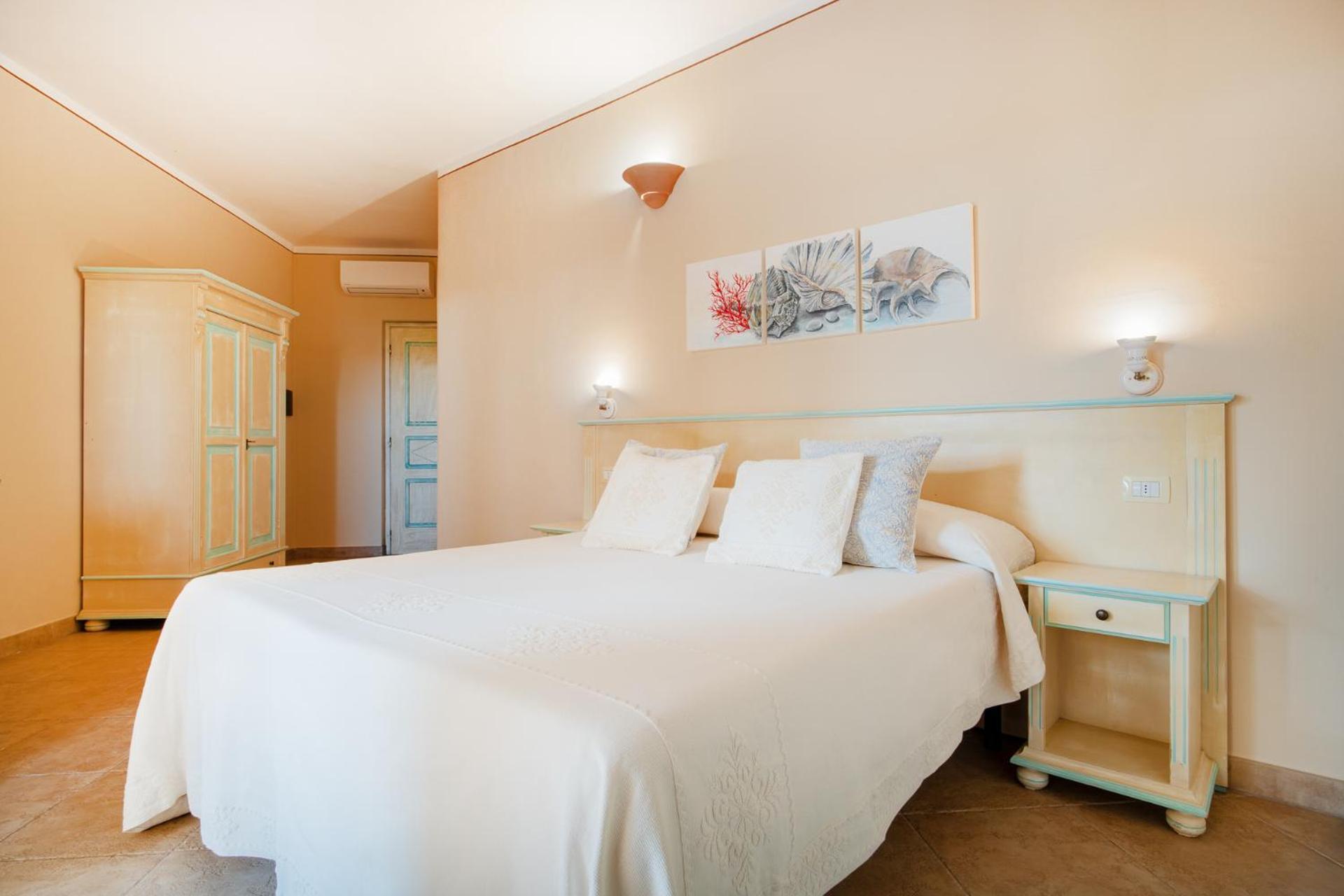 Hotel Lu Pitrali San Teodoro  Exteriör bild